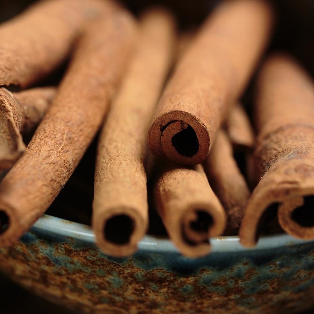 Glezna baltā rāmī - Cinnamon Sticks In A Bowl  Home Trends DECO