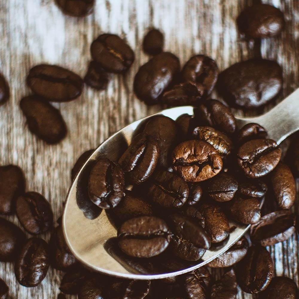 Glezna baltā rāmī - Coffee Beans On A Spoon  Home Trends DECO