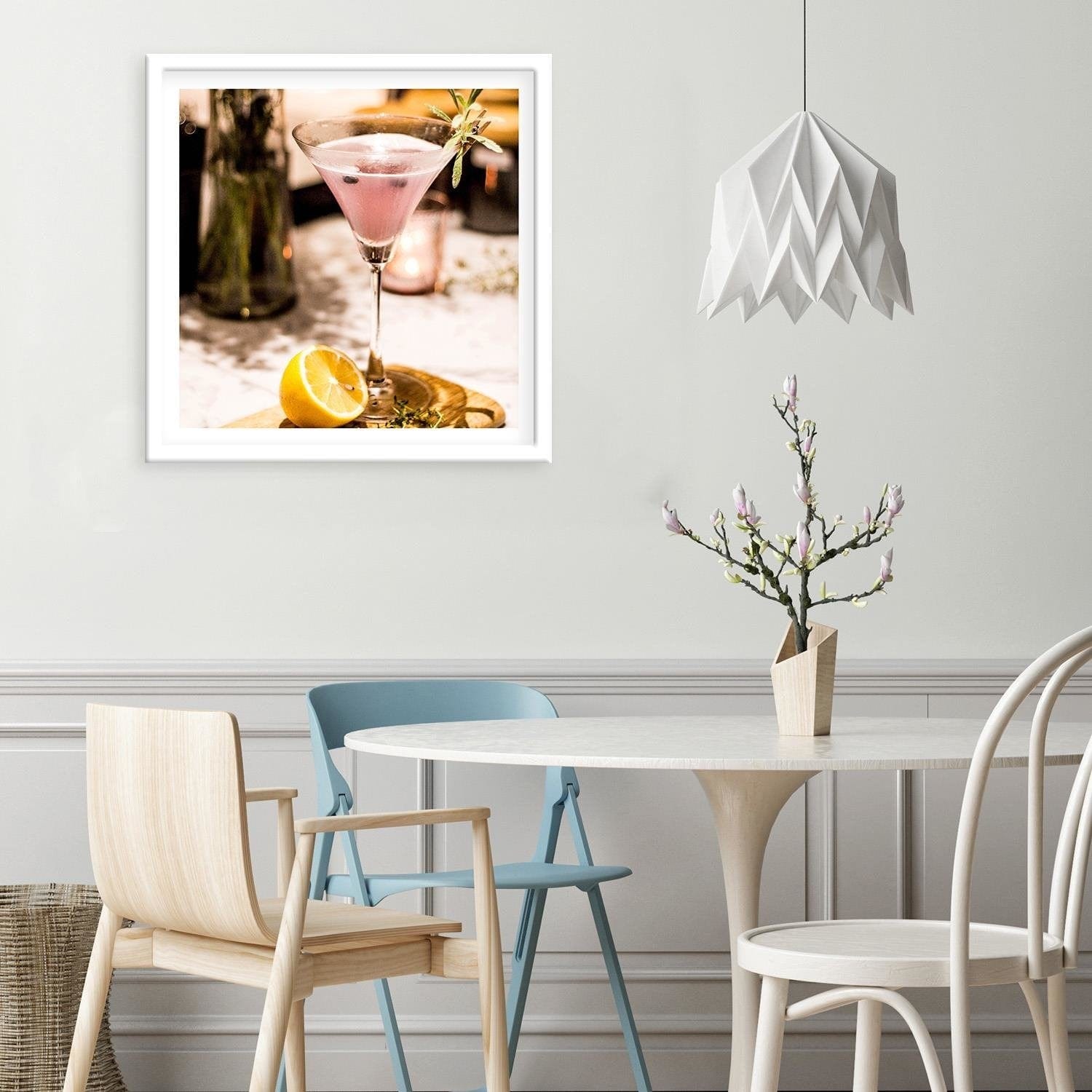 Glezna baltā rāmī - Glāze ar rozā dzērienu Home Trends DECO