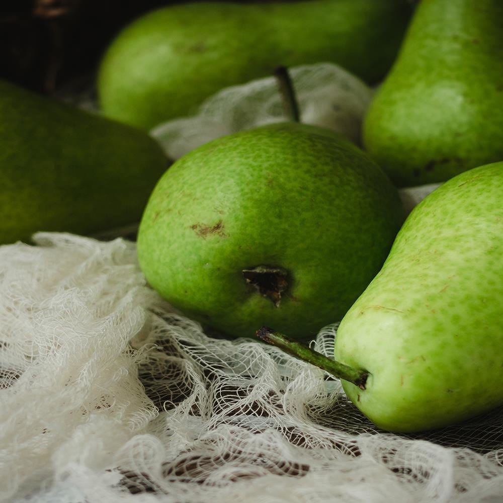 Glezna baltā rāmī - Green Pears  Home Trends DECO