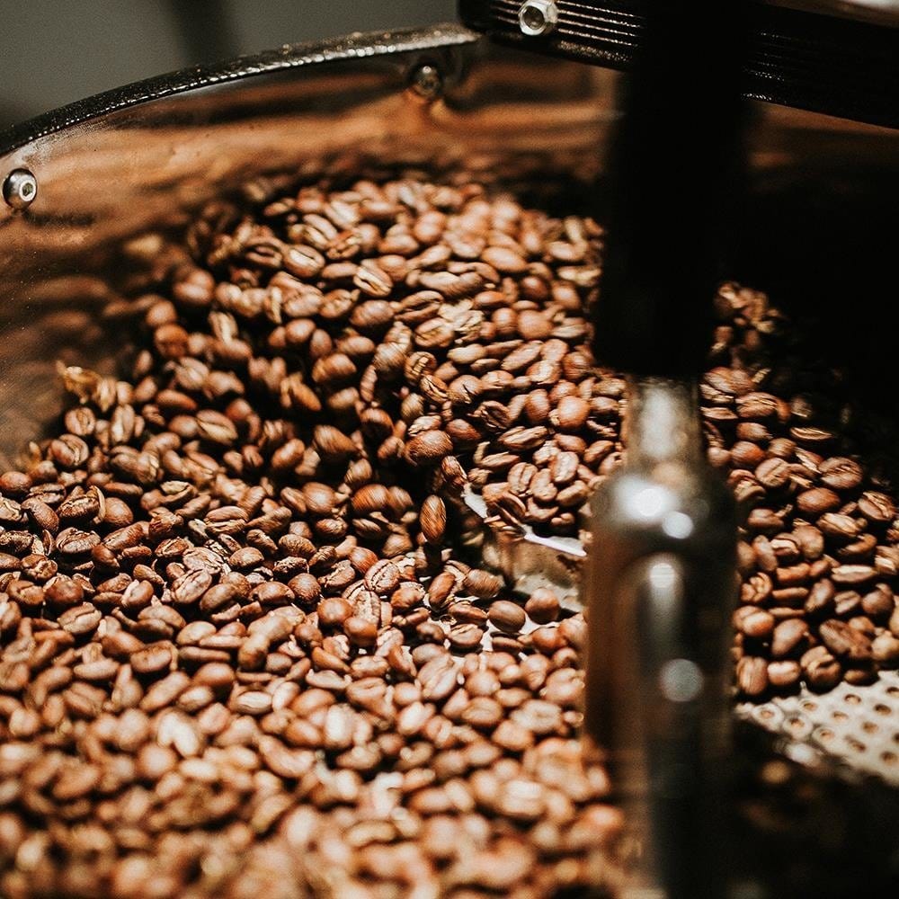 Glezna baltā rāmī - Grinding Coffee Beans  Home Trends DECO