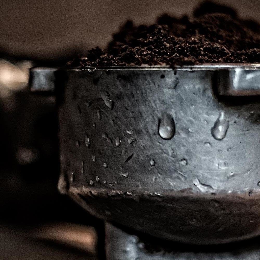Glezna baltā rāmī - Ground Coffee  Home Trends DECO