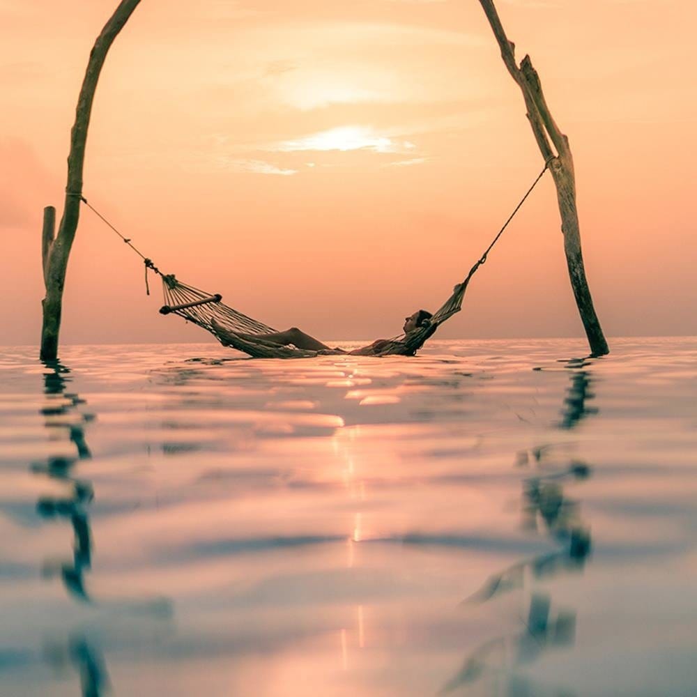 Glezna baltā rāmī - Hammock In Water  Home Trends DECO