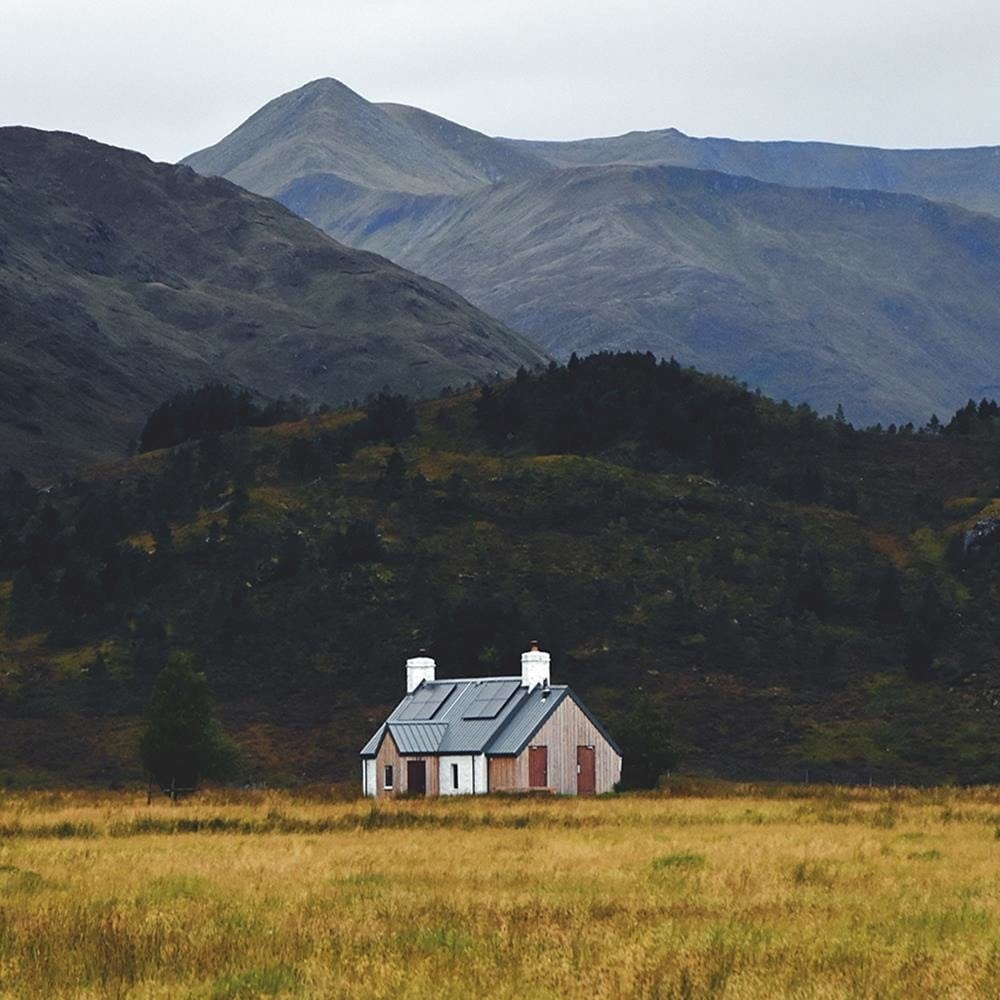 Glezna baltā rāmī - House At The Mountains  Home Trends DECO