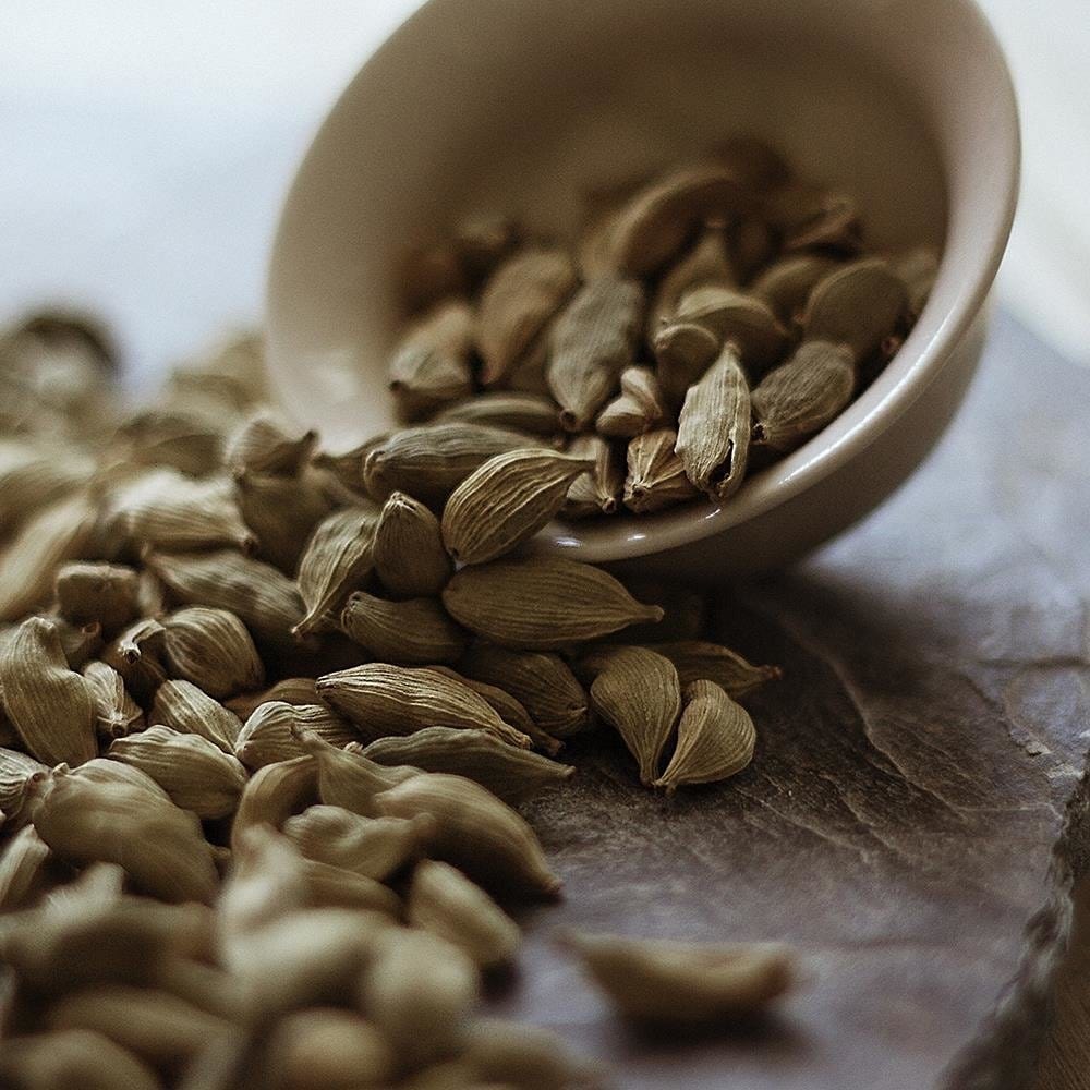 Glezna baltā rāmī - Kitchen Spices Cardamom  Home Trends DECO