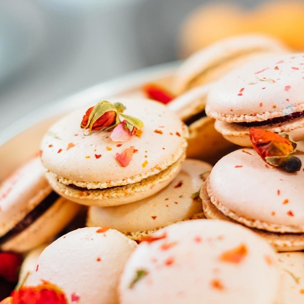 Glezna baltā rāmī - Rose Macaroons  Home Trends DECO