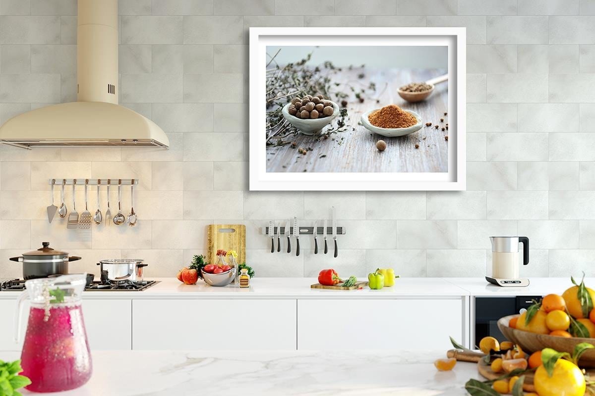 Glezna baltā rāmī - Spice  Home Trends DECO