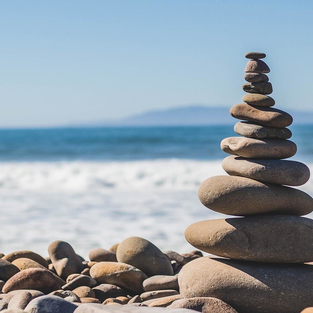 Glezna baltā rāmī - Stones On The Beach  Home Trends DECO