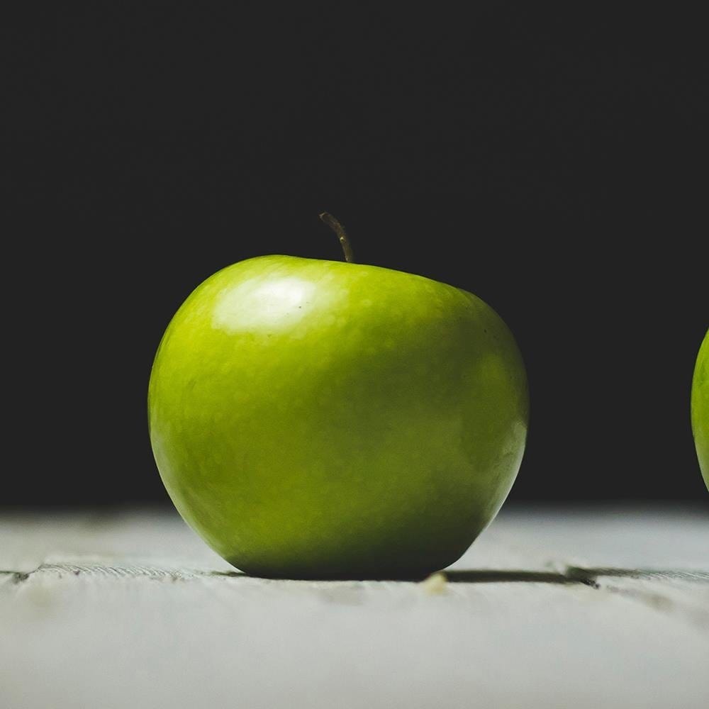 Glezna baltā rāmī - Three Green Apples  Home Trends DECO
