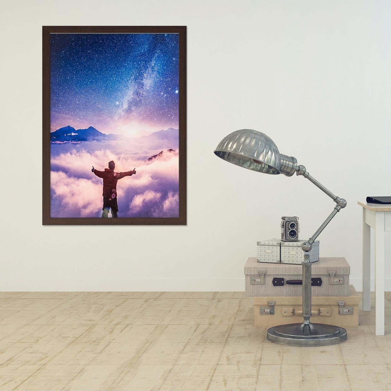 Glezna brūnā rāmī - Man And The Galaxy  Home Trends DECO